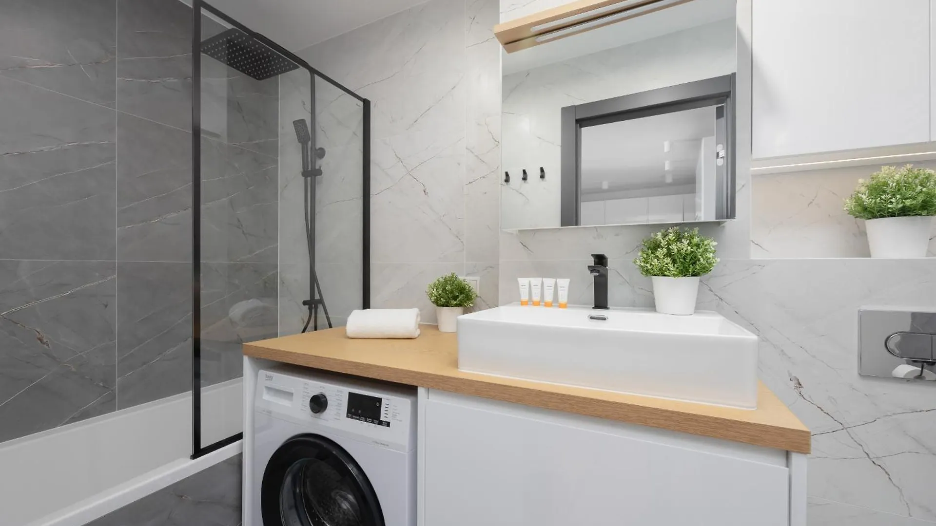 Beautiful Apartment With Balcony In Heart Of Warsaw By Noclegi Renters