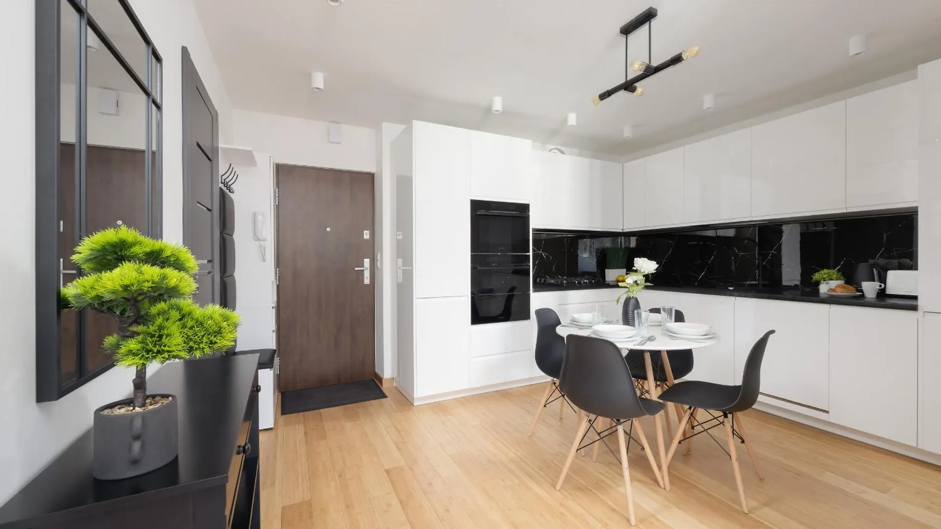Beautiful Apartment With Balcony In Heart Of Warsaw By Noclegi Renters 0*,  Polsko