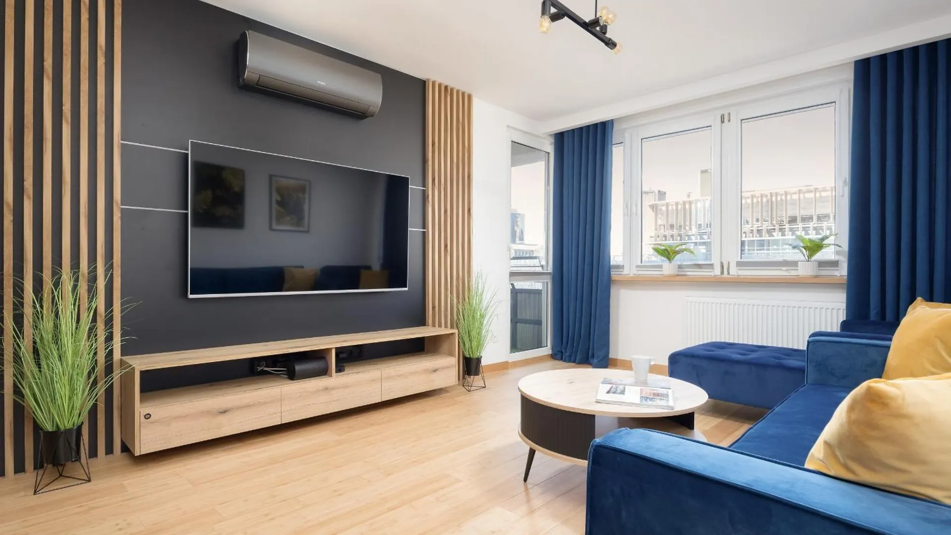 Beautiful Apartment With Balcony In Heart Of Warsaw By Noclegi Renters